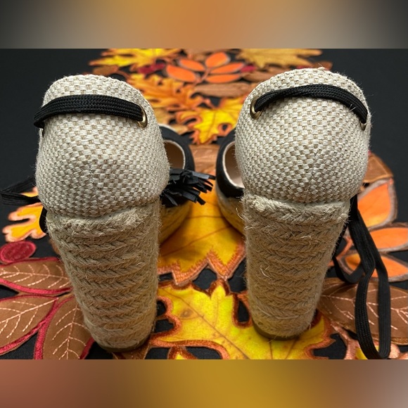 *SOLD* Nice pair of gently used platform heels. - Picture 4 of 4